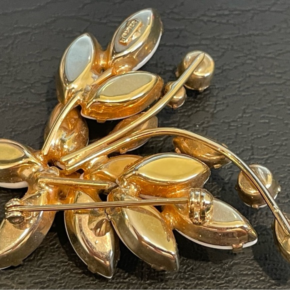 Vintage Napier White Cluster Flower Pin & Flower earrings white cluster unmarked - Picture 7 of 7